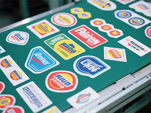 स्व-चिपकने लेजर मर काटने को लागी कस्तो प्रकारको लेजर नियन्त्रक प्रयोग गर्न सकिन्छ